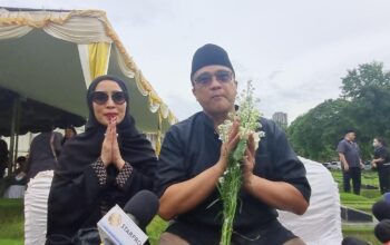 Ketegaran Dede Yusuf Antar Jenazah Ibunya ke Peristirahatan Terakhir, Tunjukkan Foto Kebanggaan Almarhumah