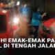 VIDEO: Emak-Emak Parkir Mobil di Tengah Jalan, Panik Usai Bikin Macet