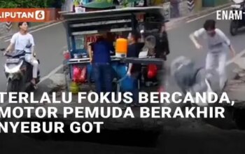 VIDEO: Terlalu Fokus Bercanda, Motor Pemuda Berakhir Nyebur Got