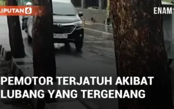 VIDEO: Pemotor Terjatuh Akibat Lubang yang Tergenang, Warganet: Tolong Diperbaiki