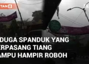 VIDEO: Diduga Akibat Spanduk yang Terpasang Tiang Lampu Hampir Roboh di Gejayan