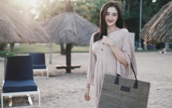 Potret Menawan Ranty Maria di Tepi Pantai, Pakai Dress Mini Berwarna Beige