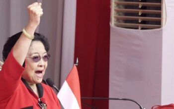 Megawati Zikir dengan Tasbih Hijau untuk Lawan Intimidasi Pilkada