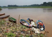 Melihat Dermaga Pemulung Botol Plastik di Sungai Citarum