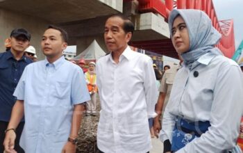 Jokowi Blusukan lagi Bareng Respati-Astrid, Tinjau Proyek Rel Layang Simpang Joglo