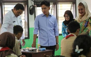 Wapres Gibran Rakabuming Tinjau Makan Bergizi Gratis di SMK Negeri 7 Semarang