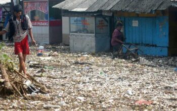 Tumpukan Sampah Penuhi Banjir di Kawasan Dayeuhkolot