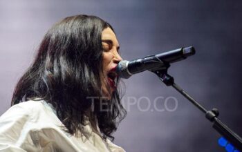 Melihat Atraksi St. Vincent Berselancar di Kerumunan Joyland Festival 2024