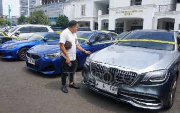 Polda Metro Jaya Pamerkan Mobil Mewah Hasil Sitaan Kasus Judi Online Komdigi Rp 23 Miliar