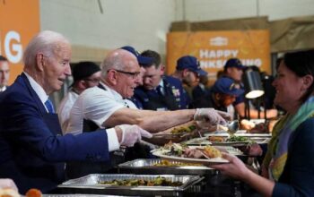 Joe Biden Berbagi Makanan Thanksgiving dengan Anggota Militer AS