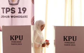 Pilkada 2024 : Khofifah dan Risma Nyoblos di Jawa Timur