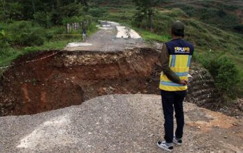 Akses Jalan Terputus Akibat Longsor di Hambalang Bogor