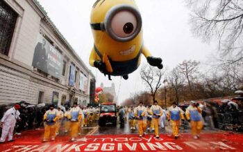 Aneke Balon Karakter Raksas Meriahkan Parade Hari Thanksgiving