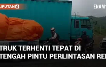 VIDEO: Detik-detik Truk Terhenti Tepat di Tengah Pintu Perlintasan Rel Rawalo