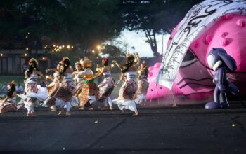 Arkiv Vilmansa Hadirkan Instalasi Paus Raksasa di Tanah Lot, Perpaduan Seni dan Pelestarian Laut