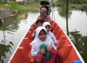 Masih Dikepung Banjir, Anak Sekolah Gunakan Perahu di Bandung