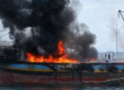 Dua Kapal Nelayan Terbakar di Selat Bali