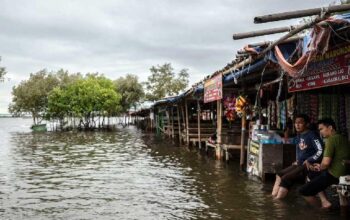 Banjir Rob di Kawasan Pantai Marunda