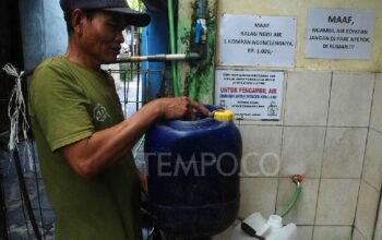 Warga Mekarsari, Bandung Mengambil Air Bersih di Masjid Imbas PDAM Mati Sejak Oktober