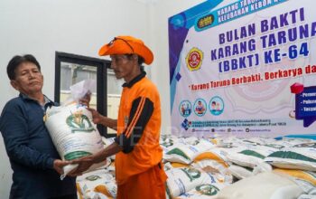 Bulog Salurkan 1.450 Karung Beras ke Warga di Kebon Kosong