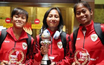 Timnas Putri Indonesia Tiba di Tanah Air dengan Memboyong Tiga Piala AFF Putri