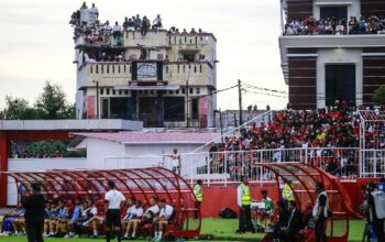 Menonton Lanjutan BRI Liga 1 Malut United vs Dewa United Dari Atas Gedung di Ternate