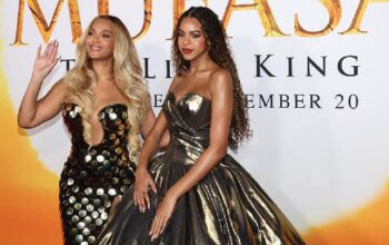 Beyonce dan Blue Ivy Tampil Anggun dengan Balutan Gaun Emas Metalik pada Pemutaran Perdana Film Mufasa