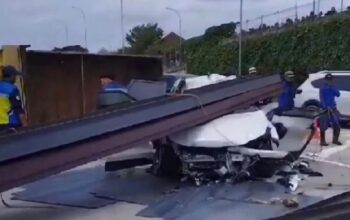 Kecelakaan di Jalan Tol Depok-Antasari, Mitsubishi XForce Ringsek Tertimpa Besi